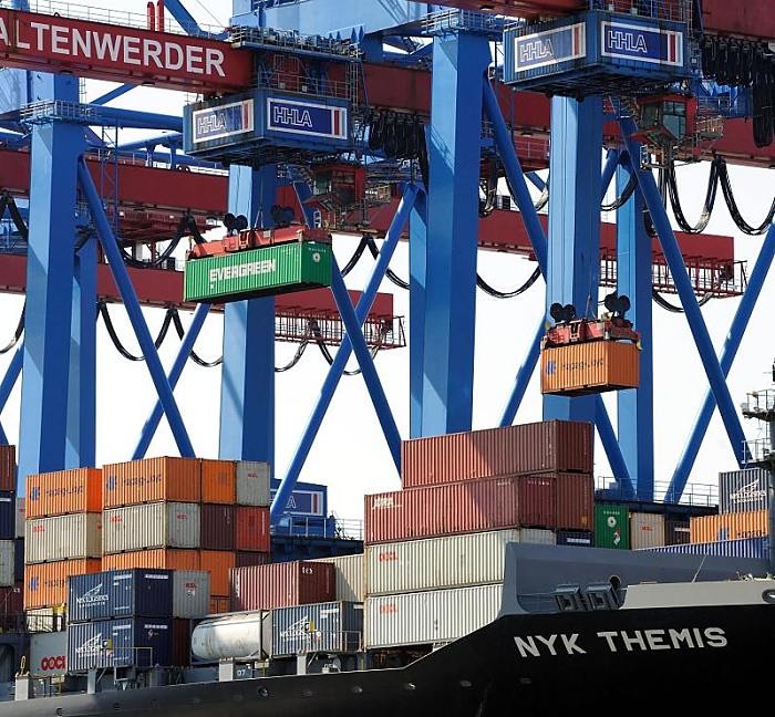 Hamburger Hafenbilder - Ladung eines Containerschiffs lschen.  011_91_2394 Die Containerladung des Schiffs NYK THEMIS wird im Hamburger Hafen gelscht - ein 40 TEU und ein 20 TEU hngt an den Portalkatzen der Containerbrcken in Hamburg Altenwerder .