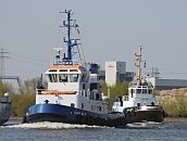 011_30-5948 Die Schlepper FAIRPLAY V und HANs auf dem Reiherstieg; sie Schiffe sind auf dem Weg einen Frachter durch den engen Kanal zum Khlbrand und der Elbe zu schleppen. www.hamburg-fotograf.com