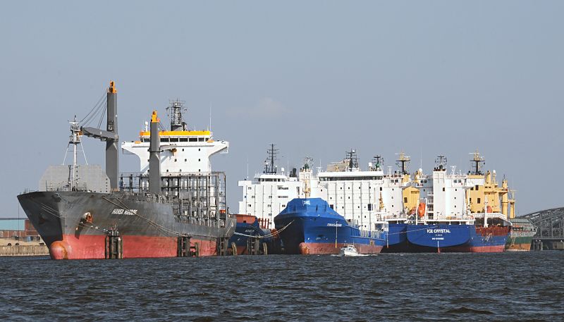 Schiffsbilder aus dem Hamburger Hafen / Frachter auf Reede Norderelbe  011_32-5993 Der Containertransport ist aufgrund der weltweiten Wirtschaftskrise zurck gegangen. Durch die berkapazitten liegen leer Container Feeder auf der Hamburger Norderelbe auf Reede, die Schiffseigner warten auf Frachtauftrge.  www.hamburg-fotograf.com