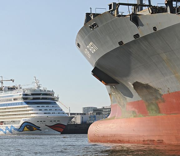 Schiffsbilder aus dem Hamburger Hafen // Kreuzfahrtschiff, Frachter  011_43-6858 Bug des aufgelegten Frachters im Hamburger Hafen auf der Norderelbe; der Container-Transporter hat eine Lnge von 207m und eine Breite von 30m - normalerweise transportiert der Feeder bis zu 2550 TEU / Standartcontainer. Im Hintergrund das Kreuzfahrtschiff AIDAluna am des Hamburger Kreuzfahrtterminal Grasbrook. Das Passagierschiff hat eine Lnge von 252m und eine Breite von 32m, eine Besatzung von ca. 600 Crewmitglieder und 1025 Passagierkabinen. www.hamburg-fotografie.de 