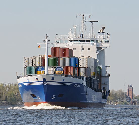 Fotos von Frachtschiffen auf der Elbe / Containerfeeder bei Finkenwerder 011_45-6741 Der Container-Feeder KALINA auf der Elbe auf seiner Fahrt zum Hamburger Hafen. Im Hintergrund die Lotsenstation von Hamburg Finkenwerder.  Das Feeder-Schiff ist ca. 120m lang und kann 680 Container laden. www.hamburg-fotografie.de