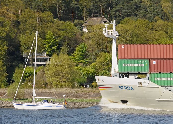 Bilder von Schiffen auf der Elbe / Container - Feeder am Falkensteiner Ufer  011_464-6842 Der Container-Feeder GERDA fhrt hoch beladen elbabwrts Hhe Falkensteiner Ufer; der Frachter berholt ein Segelschiff, dass mit Hilfsmotor Richtung Wedel fhrt. www.hamburg-fotografie.de