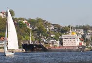 011_47-6825 Der Frachter Georgi Grigorov vor Hamburg-Blankenese; am Ufer das Leuchtfeuer, rechts eine grne Fahrwassertonne. Die Wohnhuser von Blankenese am Hang vom Sllberg - ein Segelschiff kreuzt auf der Elbe.  www.hamburg-fotografie.de