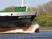 011_49-6814 Das Container Feeder Schiff ANTJE RUSS in voller Fahrt auf der Elbe, Gischt am Wulstbug des Frachters. Der Feeder  hat eine Lnge von 118m und kann 650 TEU Container transportieren.  www.hamburg-fotografie.de