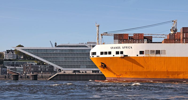 Hamburger Schiffsbilder  / Frachtschiff vor Hamburg Neumhlen, moderne Architektur an der Elbe.  011_53-7015 Der Frachter GRANDE AFRICA verlsst den Hamburger Hafen - das 214m lange und 32m breite Schiff passiert gerade die moderne Architektur des Brogebudes an der Elbe bei Hamburg Neumhlen. www.hamburg-fotografie.de