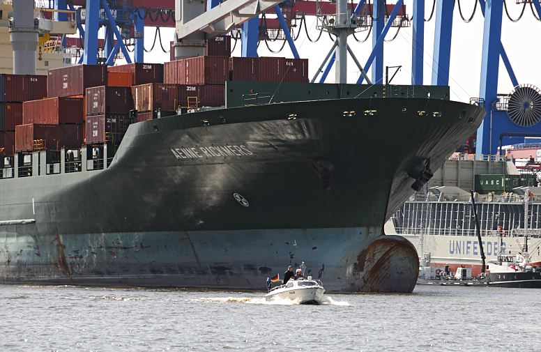 Hamburger Schiffsfotos  / Bug vom Containerschiff Terminal Altenwerder, Sportboot   011_54-7990 Der Containerfrachter Aenne Rickmers liegt am Kai des HHLA Container Terminal Altenwerder - dicht am Wulstbug des Frachtschiffs fhrt ein Motorboot durch das Hafenbecken.  www.hamburg-fotografie.de 