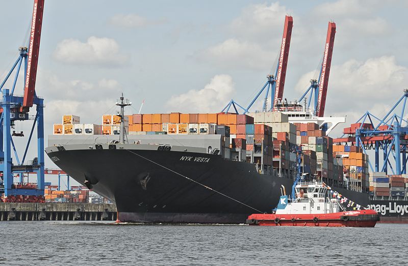 Hamburger Schiffsbilder - Fotos aus dem Hafen Hamburg - Containerschiff NYK VESTA  011_55-8009 Der Hafenschlepper zieht den Bug der NYK VESTA von der Kaianlage des Terminals Altenwerder CTA - das Containerschiff wird auf dem Köhlbrand gedreht, damit der Frachter Richtung Elbe auslaufen kann.  ©www.hamburg-fotograf.com 