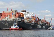 011_56-8026 Das Containerschiff NYK Vesta hat eine Breite von 45,60m und eine Lnge von 338m. Mit 8600 TEU voll beladen hat das Frachtschiff einen Tiefgang von 14,50m und kann bei einer Maschinenleistung von ca. 87000 PS 24,5 kt fahren.  www.hamburg-fotograf.com 