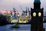 011_67_4525 Blick von den St. Pauli Landunsbrcken ber die Elbe zum Blohm + Voss Dock Elbe 17. Die beiden Passagierschiffe AMADEA und ALBATROSS haben fr Wartungsarbeiten in der Hamburger Werft eingedockt. Die Schiffe sind hell angestrahlt - es wird auch nachts an ihnen gearbeitet. Im Vordergrund der Uhrturm / Pegelturm; die Zifferbltter sind erleuchtet. 