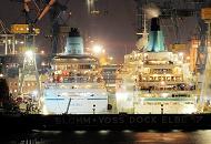 011_68_4555-9 Die beiden Passagierschiffe AMADEA und ALBATROSS liegen fr Wartungs- arbeiten im Blohm + Voss Dock Elbe 17. Dieses Dock ist mit 351 m Lnge sowie 59 m Breite eines der grten Trockendocks Europas 