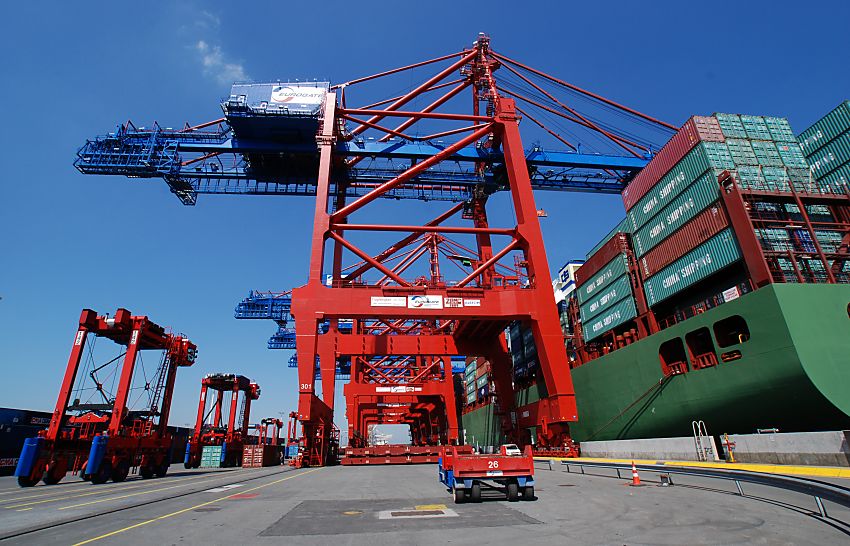 011_15762 Blick ber den Predhlkai am Container Terminal Eurgate im Hamburger Hafen; fnf bewegliche Containerbrcken entladen das Containerschiff CSCL PUSAN auf der die Metallboxen hoch gestapelt sind. Portalstapelwagen holen ihre Ladung ab. www.fotograf-hamburg.de