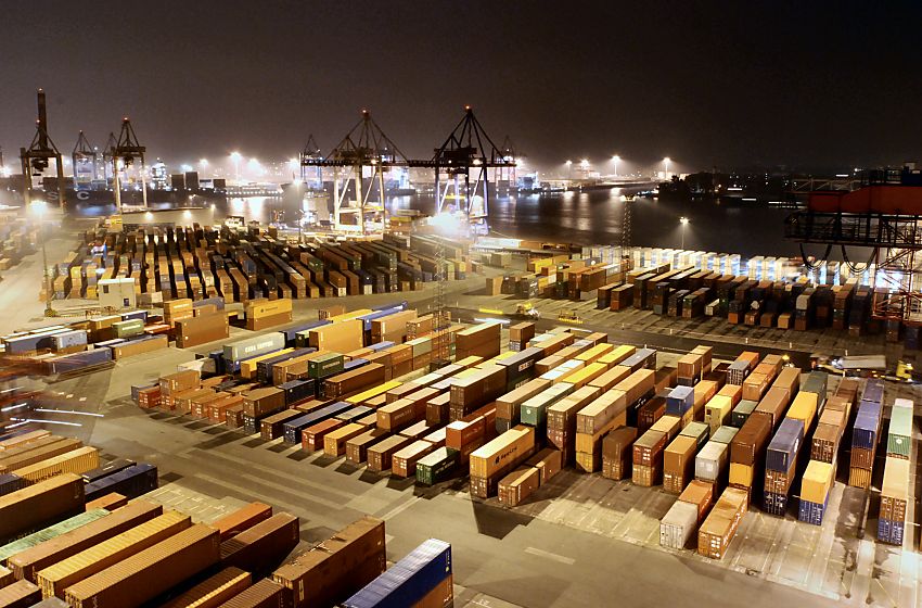 011_15294 Blick ber das Containerlager am Terminal Burchardkai - in diesem Hafenareal wurde 1967 der erste Container Hamburgs verladen. Im Hintergrund die Containerbrcken am Waltershofer Hafen vom Terminal Eurogate. www.fotograf-hamburg.de