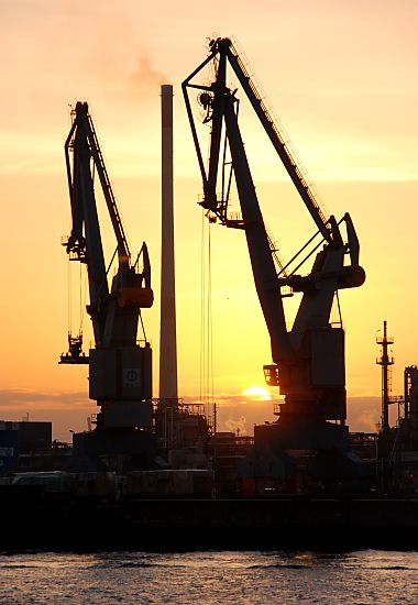 011_15328 Sonnenuntergang im Hamburger Hafen - zwei grosse Hafenkrne im Gegenlicht der untergehenden Sonne.  www.fotograf-hamburg.de