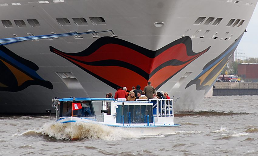 011_15508 bei strmischen Wetter fhrt eine Barkasse der Hamburger Hafenrundfahrt Hamburg Touristen durch den Hafen; am Kreuzfahrtterminal wird dem dort liegenden Kreuzfahrtschiff AidaVita ein Besuch auf dem Wasser abgestattet.  www.fotograf-hamburg.de