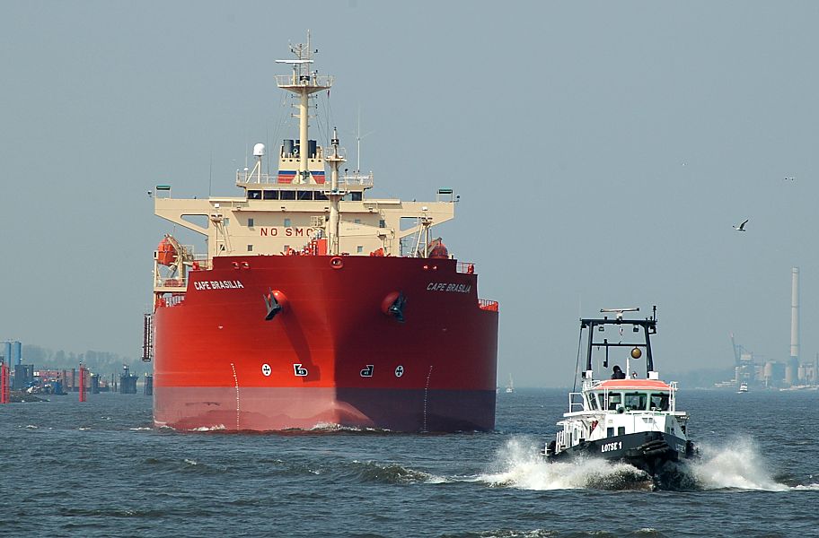 011_279928/00  Foto vom Tankschiff Cape Brasilia fhrt in Begleitung des Lotsenschiffs LOTSE 1 auf der Hamburger Elbe Richtung Hafen - der Tanker hat eine Lnge von 176 m und eine Breite von 34m. Der 2006 gebaute Doppelthllentanker Brasilia hat eine Ladekapazitt von ca. 40 000 tdw ( tons dead weight), das entspricht 45 000 cbm Ladung.   www.christoph-bellin.de