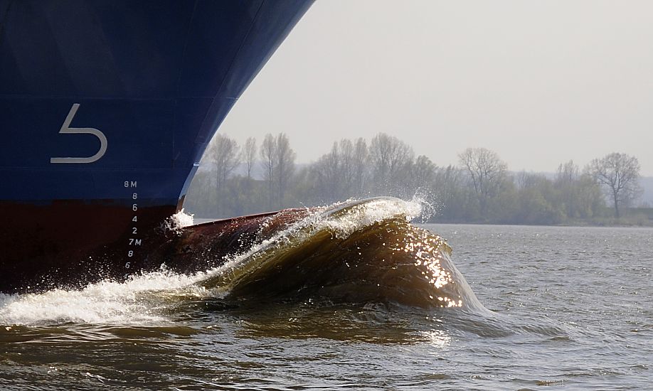 011_9123748/00  Schiffsbug der Orkun Kalkavan auf der Elbe in Fahrt Richtung Nordsee; der moderne Wulstbug erhht den Auftrieb des Schiffes und Verringert den Wasserwiderstand. Das aufgemalte Zeichen an der Bordwand weist bei Tiefgang darauf hin, dass das Frachtschiff einen Wulstbug hat, der mglicherweise vom Wasser verdeckt ist - darunter ist die Skala fr den Tiefgang des Containerschiffs bei voller Beladung angezeigt.  www.christoph-bellin.de