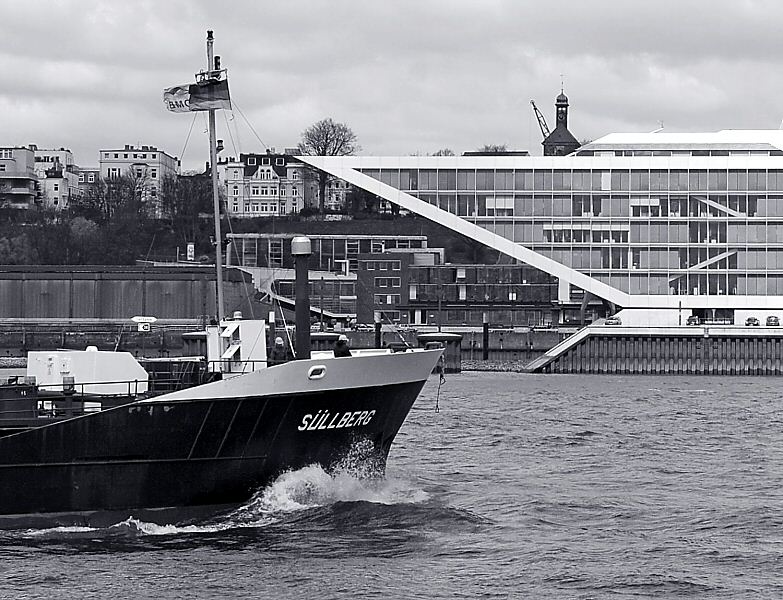 011_7135648/00  der Bug des Tankers SÜLLBERG in Fahrt auf der Elbe Richtung Hamburger Hafen; im Hintergrund das Elbufer von Hamburg Altona und Villen, die oben an der Elbchaussee stehen. Direkt an der Elbe die moderne Architektur des Bürogebäudes Dockland, entworfen vom Architekturbüro Bothe, Richter, Teherani.   ©www.christoph-bellin.de
