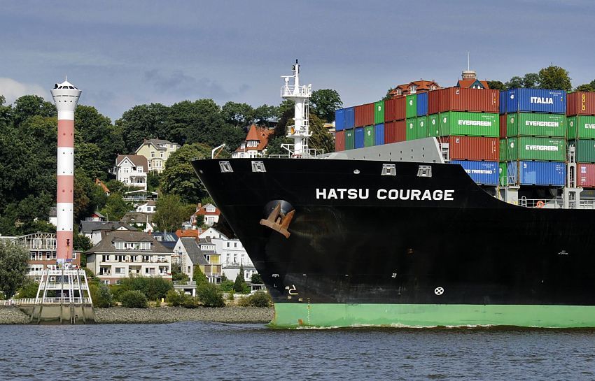 011_26036 Bilder der Schiffe vom Hamburger Hafen Fotos aus Hamburg ::  der riesige Bug des 330m lange Containerschiffs HATSU COURAGE vor Hamburg Blankenese - lks. der Blankeneser Leuchtturm und hinter den auf dem Frachter gestapelten Containern ist der Sllberg zu erkennen. Der Containerriese hat den Hamburger Hafen mit ca. 8000 TEU = Standartcontainer verlassen und fhrt die Elbe hinunter Richtung Nordsee.   www.christoph-bellin.de