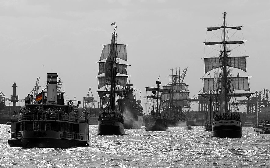 03_14041  Der  Hamburger Hafen hat Geburtstag - mehr als 250 Schiffe besuchen das Hafenfest und fahren in einer grossen Schiffsparade in den Hamburger Hafen ein. Lks. der historische Eisbrecher Stettin auf dessen Deck sich viele Schaulustige versammelt haben, um den Hamburger Hafengeburtstag von Wasser aus zu beobachten - rechts davon segelt die Barkentine Atlantis und ganz rechts der Dreimastsegler Thalassa.  www.christoph-bellin.de