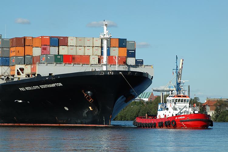 011_26037  der Schlepper ZP Condon untersttzt das Containerschiff P&O NEDLLOYDS SOUTHAMPTON bei seiner Fahrt in den Khlbrand Richtung Container Terminal Altenwerder. Der Hafenschlepper CONDON wurde 1980 gebaut und fhrt unter der Flagge der Niederlande / Rotterdam. Am Bug des Contaener-Frachtschiffs sind gut die Schiffsanker zu erkennen. Der Frachter kann  ca. 6600 Container TEU an Bord nehmen.    www.christoph-bellin.d