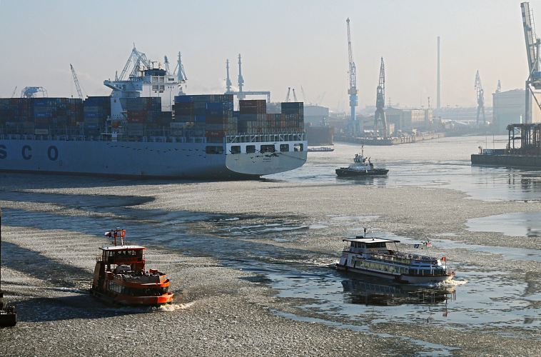 Bilder vom Winter im Hamburger Hafen - Eisgang auf der Elbe, Containerschiff + Hafenfhren  011_26072 Hamburger Winter - die Elbe ist mit Eisschollen bedeckt - eine Hafenfhre und ein Schiff der Hamburger Hafenrundfahrt bahnen sich ihren Weg durch den Eisgang. Ein voll beladener Containerriese wird mit dem Heck von einem Schlepper in das Hafenbecken TOLLERORT gezogen. Im Hintergrund Hafenkrne an den Kaianlagen des Hamburger Hafens. www.hamburg-fotograf.com