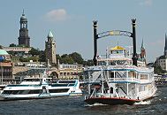 011_26078 Ein Raddampfer der Hafenrundfahrt hat gerade mit Touristen an Bord seine Sightseeing-Tour durch den Hamburger Hafen begonnen. Ein anderes Fahrgast-Schiff liegt am Ponton der St. Pauli Landungsbrcken - die Rundfahrt durch den Hamburger Hafen und die Speicherstadt ist eine beliebte Touristenattraktion. Hinter dem Gebude der Jugendherberge am Stintfang ragt das Hamburger Wahrzeichen, der Turm der Michaeliskirche empor. Auf der Plattform unter der Kuppel geniessen die Hamburger Touristen den Ausblick ber die Hansestadt, die Elbe und den Hafen. www.hamburg-fotograf.com