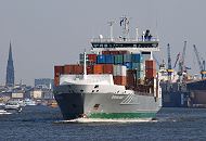 011_26082 Der Container Feeder BIRKALAND verlsst mit Containern voll beladen den Hamburger Hafen. Links im Hintergrund ist der Turm der St. Nikolaikirche zu erkennen, darunter die Gustaf-Adolf-Kirche und die Schiffe an den Hamburger Landungsbrcken. www.hamburg-fotograf.com