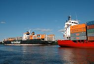 011_26084 Zwei Containerschiffe auf dem Khlbrand - eines wurde im Container Terminal Altenwerder beladen und verlsst den Hamburger Hafen. Das andere Frachtschiff bringt seine Ladung zum Altenwerder Terminal. www.hamburg-fotograf.com