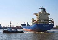 011_26085 Der Container Feeder EUROPA BRIDGE hat seinen Heimathafen in Monrovia - der Frachter ist gerade in den Hamburger Hafen eingelaufen und wird von einem Hafenschlepper bei dem Wendemanver im Waltershofer Hafen untersttzt. Im Hintergrund liegen Containerschiffe am Predhlkai vom Container Terminal EUROGATE.  www.hamburg- fotograf.com