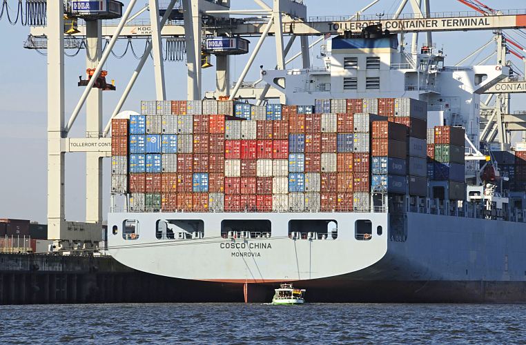 Hamburg-Fotografien; Bilder aus dem Hafen Hamburgs / Containerterminal  011_26089 Das Heck des Containerfrachters COSCO CHINA ist hoch mit Containern beladen. Der 330m lange Frachter liegt am Kai des Tollerort Container Terminals, er kann 8 200 TEU Standard-Container transportieren. Dicht am Schiffsheck eine Barkasse - an Bord Hamburg-Touristen, die eine Hafenrundfahrt machen. www.hamburg-fotograf.com