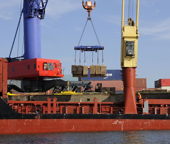 Bilder von der Arbeit im Hamburger Hafen - ein Kran beim Lschen der Ladung  011_26096Mit einem mobilen Kran, der sich mit Rdern auf der Kaianlage entlang bewegen kann, wird die Ladung aus dem Stckgutfrachter m Hamburger Hansahafen gelscht.  www.hamburg-fotograf.com