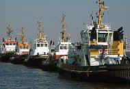 011_9123767/00  Am Anleger vor Hamburg Neumhlen liegen die Hafenschlepper und warten auf die grossen Frachtschiffe und Containerschiffe. Die Schlepper bringen die Frachter dann sicher auf der Elbe in den Hamburger Hafen zu ihrem Liegeplatz, wo ihre Ladung gelscht wird. www.christoph-bellin.de