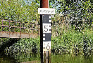 8036 Brckenpegel an der Schwinge - zeigt die lichte Durchfahrt unter einer Brcke an, die nach Tide variiert. 