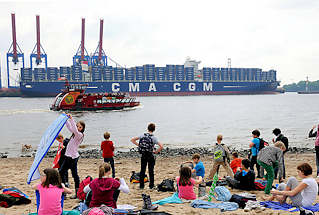 6620 Blick vom Strand bei Hamburg Othmarschen ber die Elbe zum Containerterminal Burchardkai + dem Frachter ALEXANDER VON HUMBOLDT.