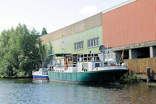 6375 Gewerbegebude, Lagergebude am Ufer des Billekanals in Hamburg Rothenburgsort - Schiffe am Kai.