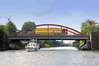 6326 Sportboot auf dem Billekanal in Hamburg Rothenburgsort - Lastwagen, LKW auf der Brcke Billstrasse.