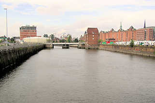 P8200063 Blick in den Ericusgraben von der Oberhafenbrcke zur Ericusbrcke. (2004)