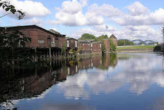 11-PA090161 Teilweise denkmalgeschtze Lagerhuser am Neuhuser Damm / Marktkanal in Hamburg Veddel. ( 2004 )