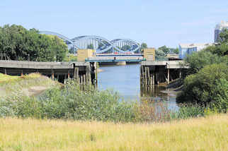 4224 Reste vom Marktkanal und Sperrwerk zur Norderelbe auf der Veddel in Hamburg - im Hintergrund die Elbbrcken.