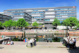 8222  Uferpromenade am Mittelkanal im Hamburger Stadteil Hammerbrook - Mittagspause  in der City Sd. Verwaltungsgebude der Deutschen Bahn / DB.