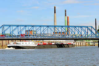 4026 Einfahrt eines Tankschiffs in den Mggenburger Kanal im Hamburger Stadtteil Veddel - Eisenbahnbrcke und hohe Industrieschlote.