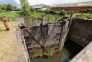 176_0407 Das alte Stemmtor der Schmidtkanal-Schleuse ist mit Pflanzen bewachsen - es kann nicht mehr genutzt werden.