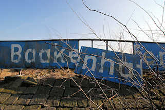 8019  Altes Schild an der Einfahrt zum Baakenhafen im Hamburger Hafen.