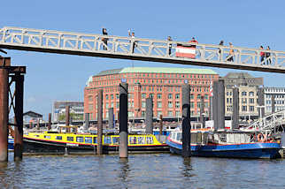 1319 Blick vom Zollkanal zum Hamburger Binnenhafen - Barkassen liegen im Wasser; Touristen auf der Fussgngerbrcke / Kehrwiedersteg.