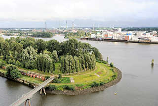 5915 Blick von Hamburg Rothenburgsort ber die Norderelbe auf die Peute - im Vordergrund der Entenwerder Elbpark und die Einfahrt zum Haken, ein ehemaliges Zollhafenbecken.