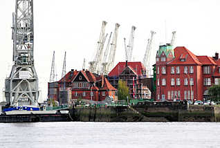 1180 Historische Hamburger Hafenarchitektur im Hansahafen - Schwimmkran der HHLA am Hansahft.