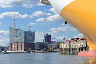 1964 Bug des Frachtschiffs GRANDE COTONOU im Hamburger Hansahafen im Hafenstadtteil Kleiner Grasbrook an der Norderelbe - im Hintergrund das entstehende Hamburger Konzerthaus Elbphilharmonie.