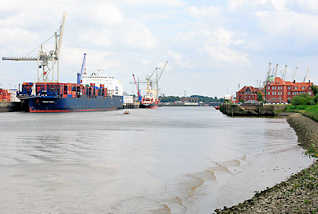 4910 Blick in den Hansahafen des Hamburger Hafens; rechts historische Hafenarchitektur am Hansahft - links ein Containerschiff am HHLA Terminal O'Swaldkai - Bilder aus dem Hamburger Stadtteil Kleiner Grasbrook