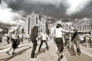 0602 Veranstaltung Swing Tanzen in der Hamburger Hafencity - im Hintergrund des Gebude des Kaispeichers B, das Maritime Museum am Magdeburger Hafen.