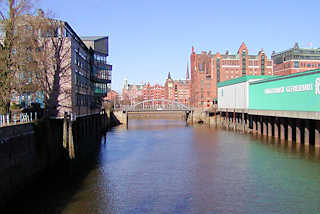 P1010026 Blick in den Magedeburger Hafen zur Magdeburger Brcke - rechts der Kaispeicher B, davor ein Gefrierhaus / Khlhaus das auf Eisenpfhlen im Hafenwasser steht. (2003)